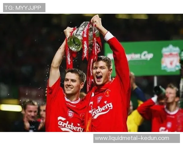 历代足球巨星的辉煌历程与传奇故事全解析 历代足球巨星的辉煌历程与传奇故事全解析