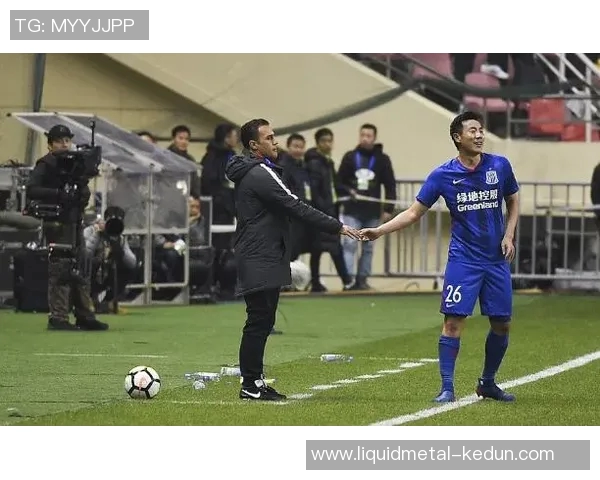 杭州足球队在冠军赛中的灵活性表现引发热议展现出强大竞争力与战术智慧 杭州足球队在冠军赛中的灵活性表现引发热议展现出强大竞争力与战术智慧