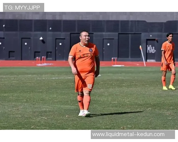 著名足球明星在北京举办慈善赛引发球迷热潮和媒体关注